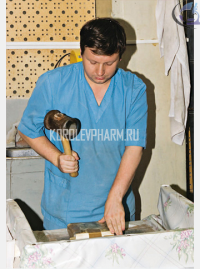 Рис. 9 Изготовление сусального серебра и золота